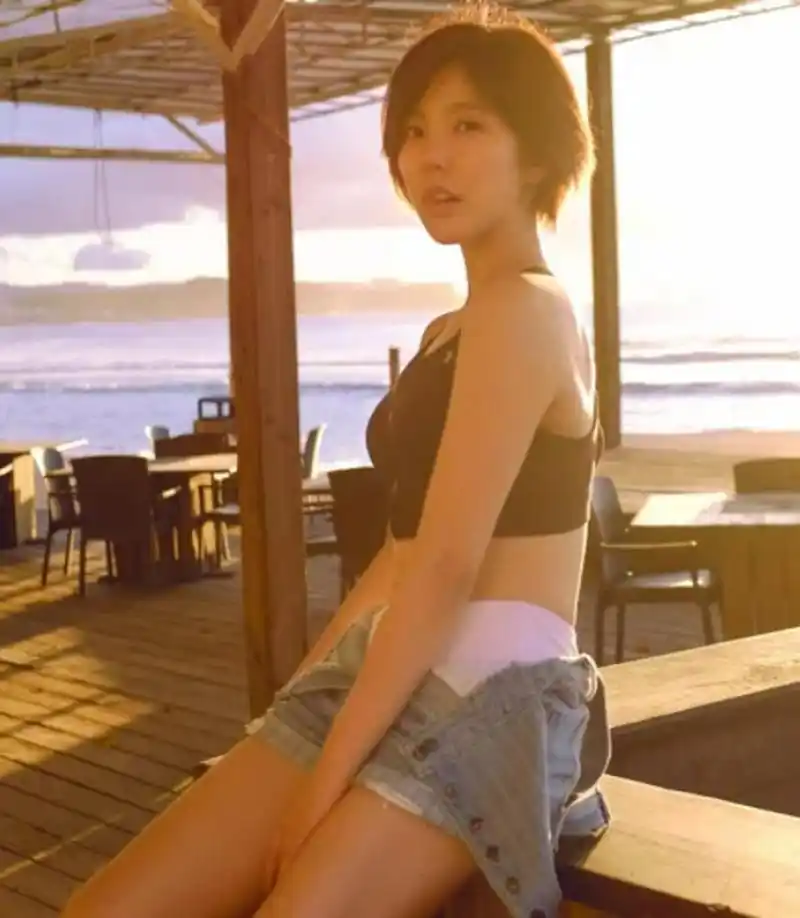 娱乐# #时尚# #明星娱乐热点# 赵奕欢的海边泳装写真,曾经凭借青雌谮