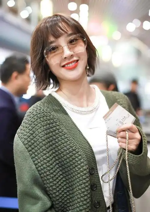 唐艺昕终于换发型法式短发搭配绿色毛衣气质都变了