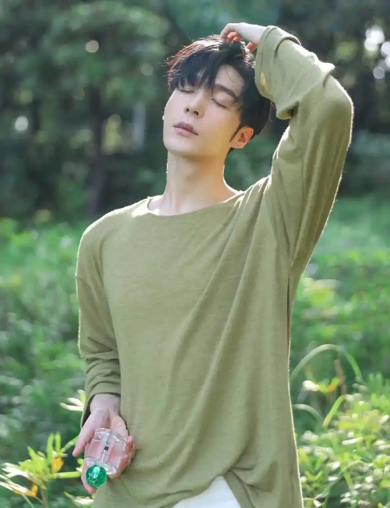 清晨阳光下的干净男生,英俊硬朗的五官,让整个画面更加魅力十足