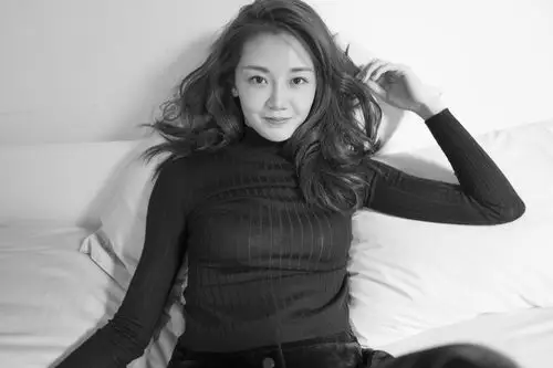 美翻冯女郎苗苗黑白写真大秀好身材