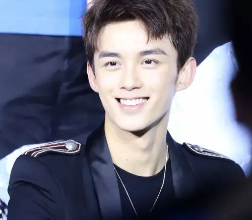 吴磊穿黑色西服亮相新剧开播发布会 皮肤白皙面带微笑帅气十足