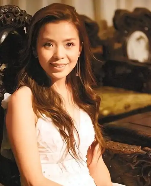 央视主持朱迅:嫁大8岁王志伺候瘫痪公公,如今49岁被丈夫宠成宝-蘑菇号