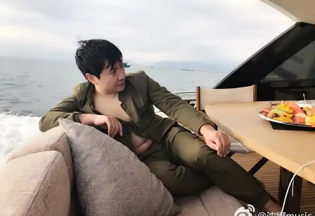 看看黄磊的肚子吴亦凡你还敢再胖吗