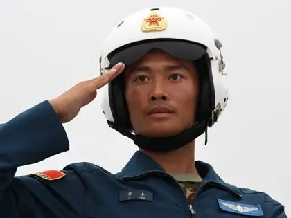 飞行学员训练敬礼