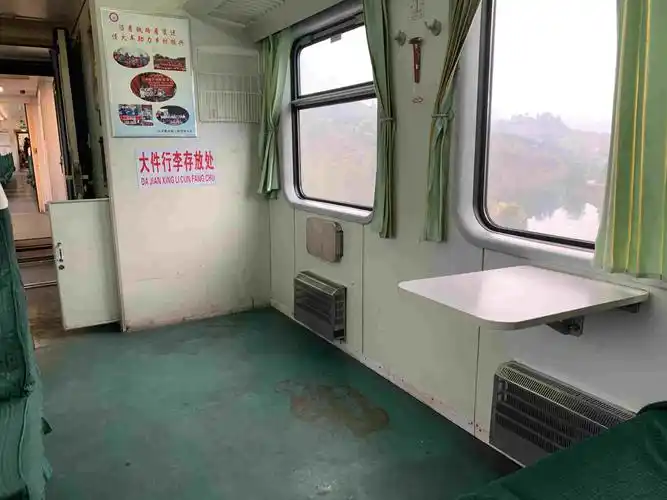 跨省卖菜绿皮火车上的生计