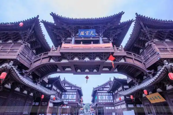 这组建筑就是被梁思成先生誉为"海内孤品"的重楼式壁藏和天宫楼阁的