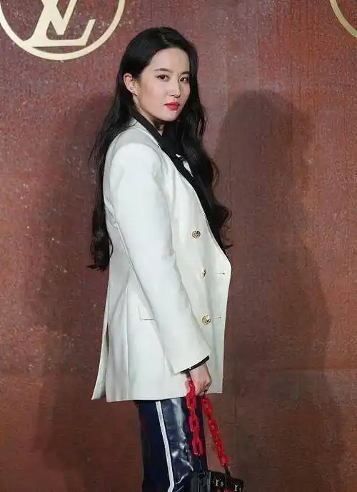"神仙姐姐"刘亦菲现代装也很美,白色西装配皮裤,干练又大气_时尚_黑色