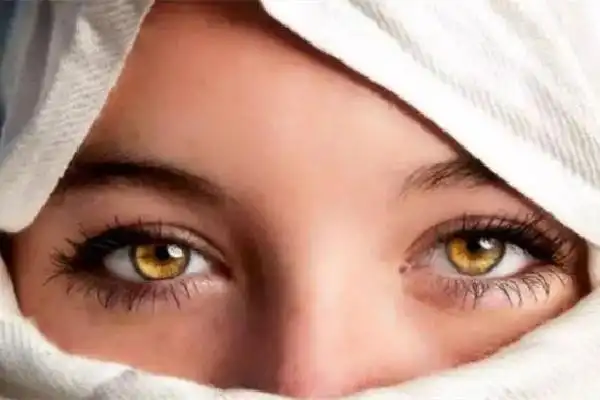 18岁女孩右眼天生蓝瞳 为什么有的人瞳孔颜色不一样_漂亮女人街