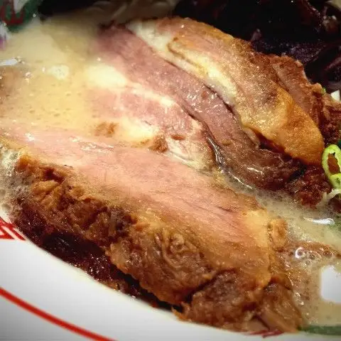 博多豚骨拉面 - 蛮厚的叉烧～处理的入味不涩～是这碗拉面的灵魂!