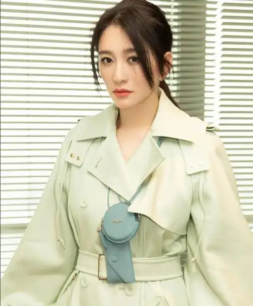 演员李小冉,40岁苦尽甘来,5个亿随便花,被丈夫宠成宝