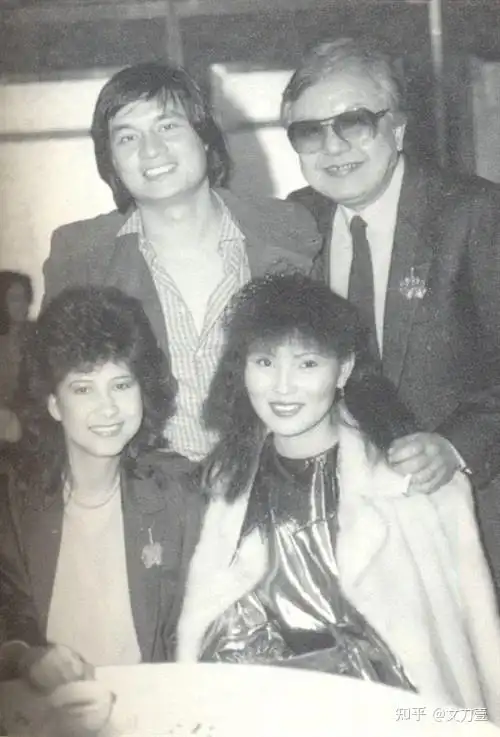 1976,来到香港的甄妮语言不通,唱片公司安排甄妮先学语言,正在空档期