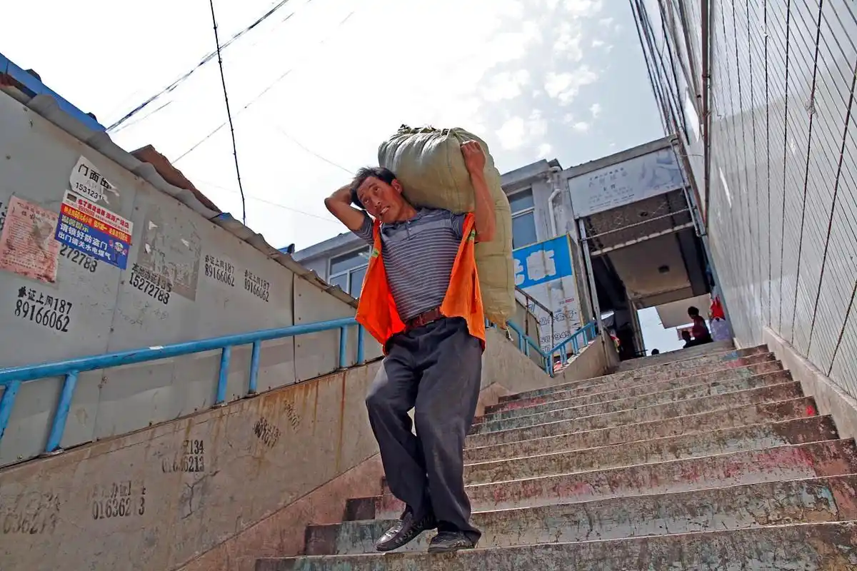 你是否曾经想过,有些人因为生活的压力,选择了一份与众不同的职业?