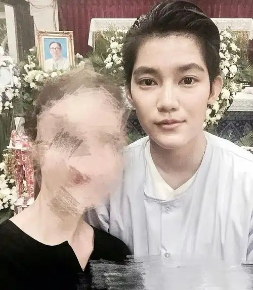 tina爸妈的葬礼留出一堆人和tina的自拍照