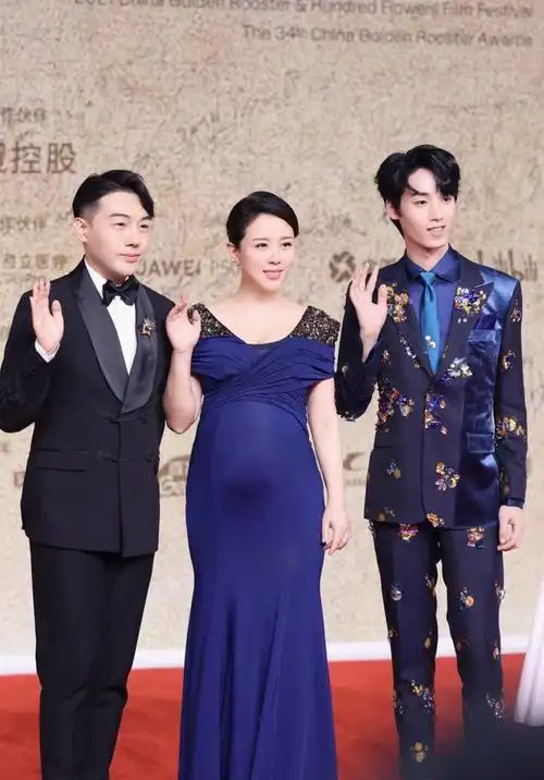 直到去年底某个颁奖礼上,她大肚子出现在众人面前,才知道她已经结婚