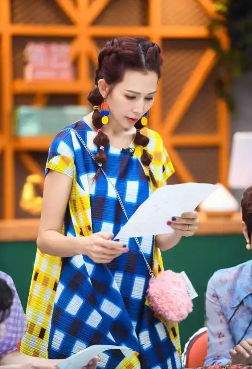 蔡少芬张晋街拍姐姐减龄私服时髦有气场