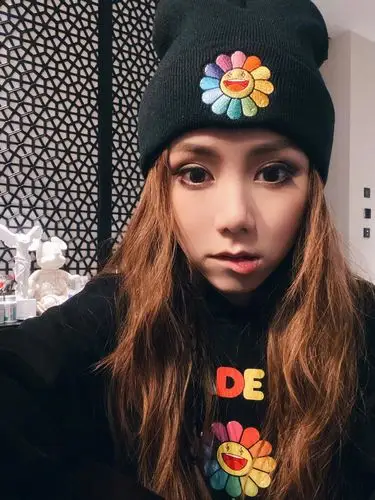 邓紫棋晒怼脸自拍大眼灵动托腮浅笑呆萌可爱