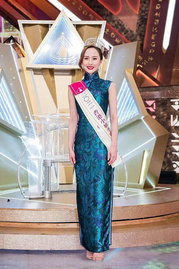 2021年港姐前三甲出炉,又是亚军比冠军漂亮,穿旗袍输赢一目了然