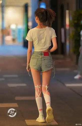 这个妹子的大长腿配一双带绑腿的袜子真吸引眼球啊