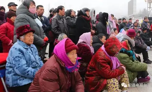 快看快看杞县文化广场这么多人围观