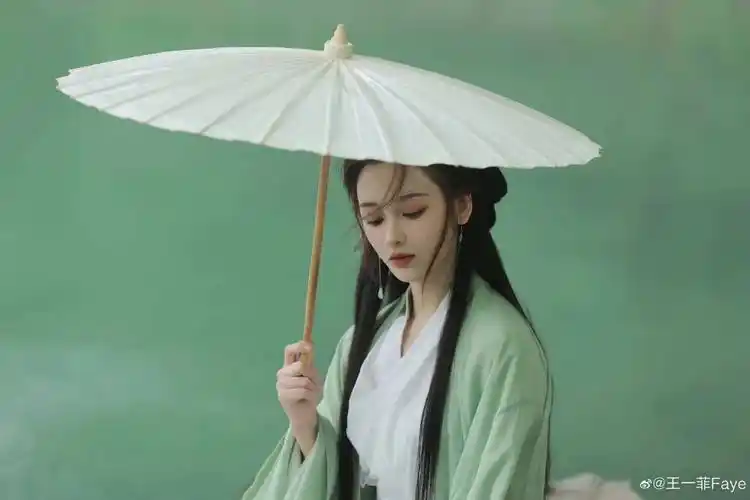 王一菲28岁生日古风写真 一袭绿衣娉婷婀娜 清新唯美_热播_剧中_耳坠