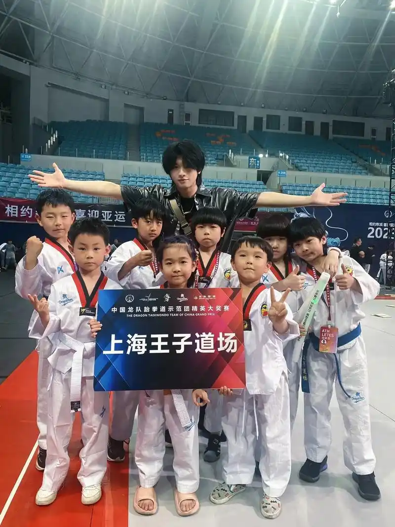 大家庭～#中国龙队示范团 #王子道场 #林秋楠 #林轩 - 抖音