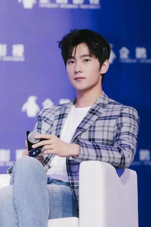 杨洋雅痞帅气发布会图片