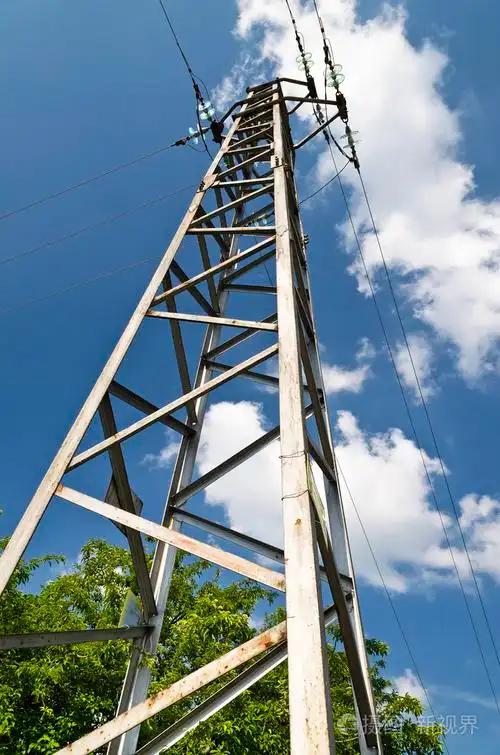 高压电线杆和蓝色和多云的天空