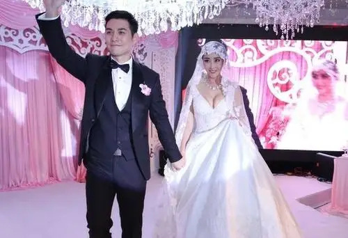 严屹宽和杜若溪婚礼现场今天(6日)下午,有媒体报道,有网友目击严宽和