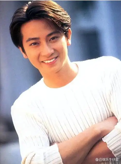 上大三的他在1992年凭借着自己的原创作品《阑珊夜》,引起了各大企业