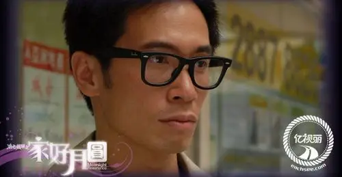 而陈豪也是一位非常喜欢戴眼镜的男星,在很多影视作品中都有佩戴,而且