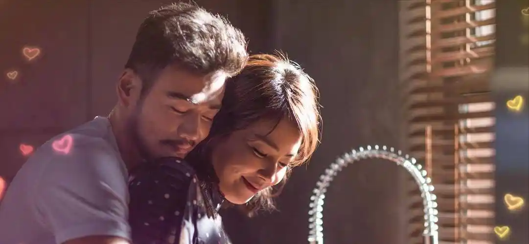 在《欢乐颂》的热播中,杨烁扮演的小包总与刘涛之间的火花不仅点燃了