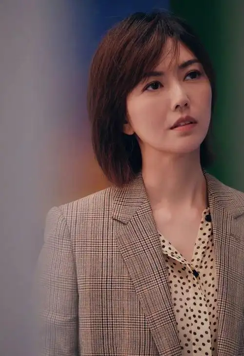 孙燕姿在2000年签约华纳,才有了后来成名之作《天黑黑》.