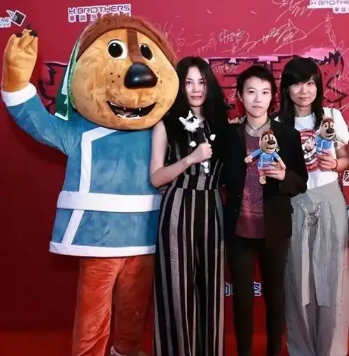 王菲携窦靖童亮相,烫"爆炸头"配连体裤气场全开,越看越有味儿