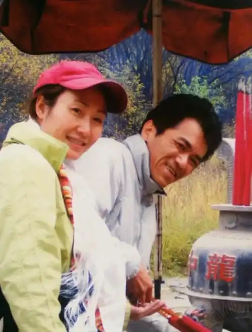 郭昶一眼就觉得潘结就应该是自己的老婆,于是展开了穷追猛打,没有想到