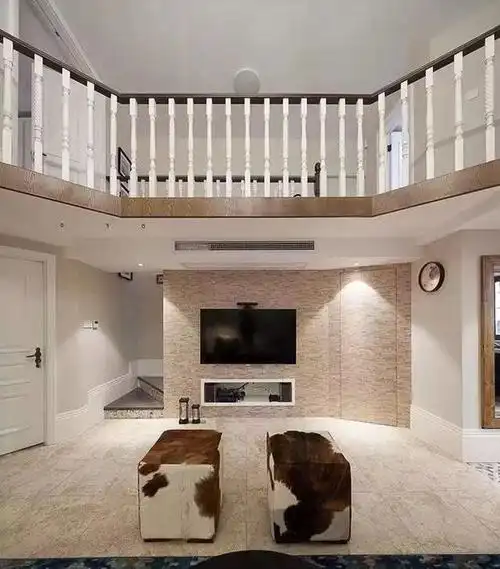 楼梯藏在电视背景墙背景,既美观又能利用空间.