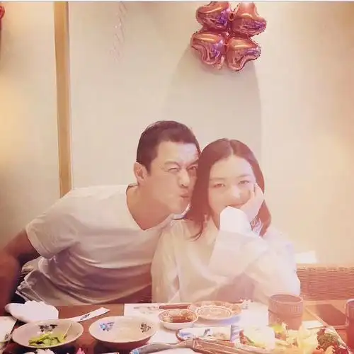 李亚鹏罕见晒女儿向李嫣撒娇亲大腿举止过于亲昵引争议