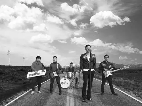 抛掉了所有口号式的唱词,以自己过去十多年来奔跑在逐梦路上的足迹,来