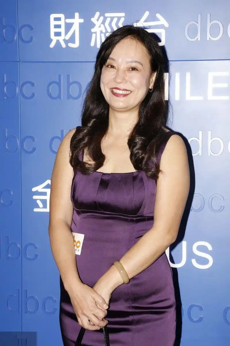 原创老牌港星翁静晶不包装自己满脸皱纹不说小腹还明显老的好真实