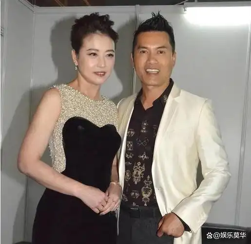 吕良伟曾经有过三段婚姻,他的第一任妻子是周海媚,两人是在合作电视剧