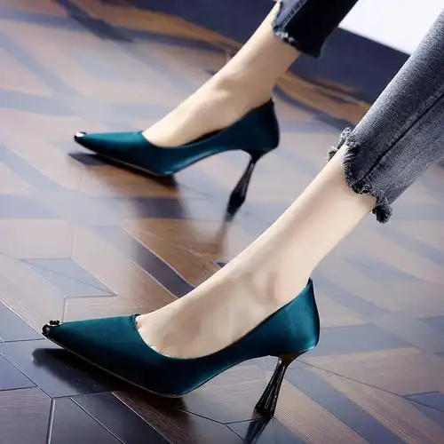 2020秋季新款金属尖头拼色绸缎高跟鞋公主细跟时尚百搭婚鞋女单鞋