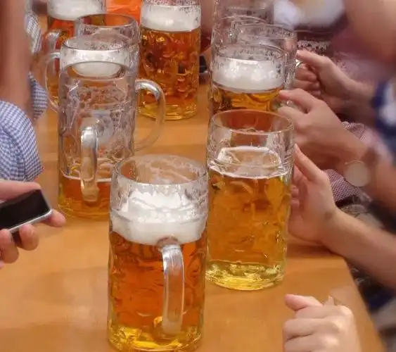 天津人有福啦这个地方巨幕直播欧洲杯还能免费喝啤酒实拍现场全是人