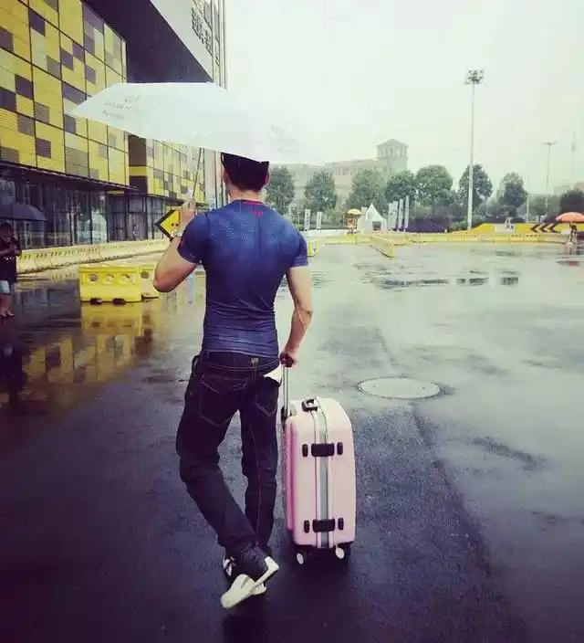 大叔拉着行李箱的背影