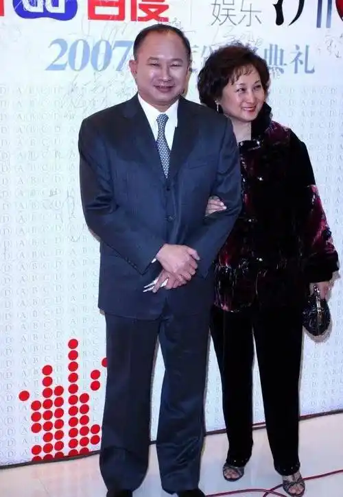 吴宇森老婆真是阔太太一身华丽裤装打扮虽然土味却很显豪门范