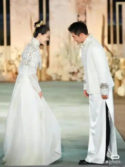 郑恺苗苗黑白两套新中式礼服可盐可甜帅哥美女好般配登对