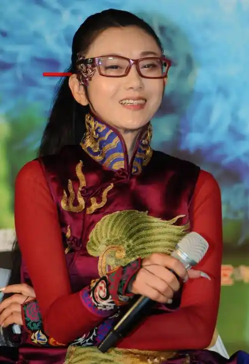 原创62岁杨丽萍近照吃喝拉撒全靠男助理照顾如今依然单身一人