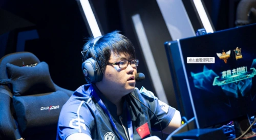 lol:还记得姿态曾经的模样吗?现在的他都能比得上冷少了