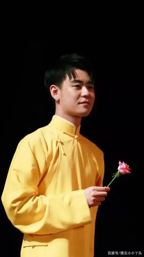 辫哥儿张云雷大褂秀#张云雷 #张小辫儿 #二爷张云雷 - 抖音