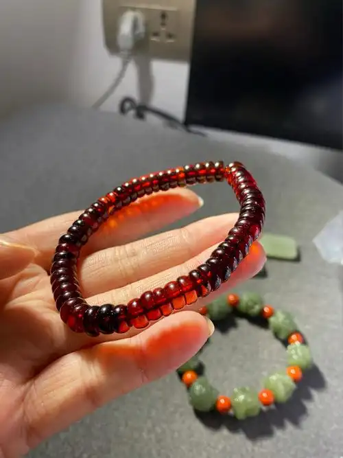 越戴越喜欢的琥珀血珀手串