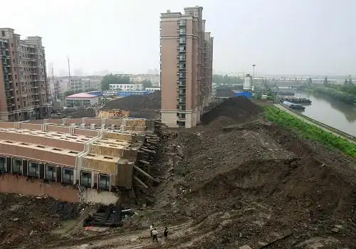 上海塌楼业主与开发商首次沟通 开发商承诺负责