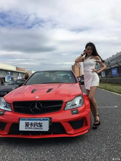 xmeeting女郎美女配豪车让我感觉特别性感